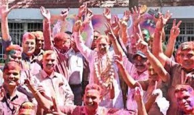 *मुख्यमंत्री निवास में होली के रंगों की बौछार: मुख्यमंत्री श्री विष्णु देव साय ने अधिकारियों-कर्मचारियों संग खेली होली*